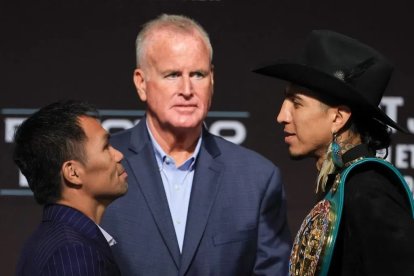 Manny Pacquiao (i) junto a Mario Barrios en el careo previo a la pelea de box.