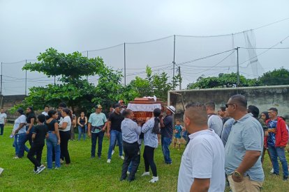 El ataúd donde estaba ‘Garrincha’ fue colocado junto al arco del barrio donde celebró muchos goles.