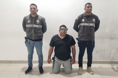El hombre fue encontrado en poder de armas de fuego.