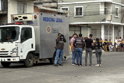 El hombre quedó en la calle Calderón y su cuerpo fue cubierto hasta que llegó la policía.