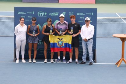 Ana Játiva (de negro), Felipe Wright y Juan Fernando Salvador tras las finales.