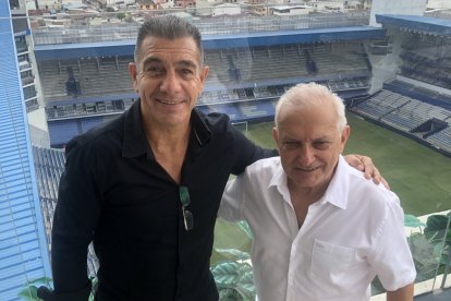 Salvador Capitano (d) junto a Marcelo Morales en la visita al estadio George Capwell
