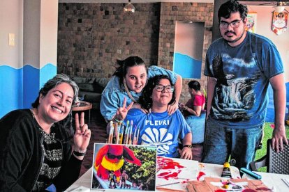 Las psicoanalistas Blanca Nájera y María Beatriz Paredes escuchan a los jóvenes que forman parte de Atrios.