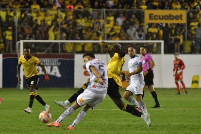 Ismael Rescalvo respira aliviado tras su primer triunfo con Barcelona SC.