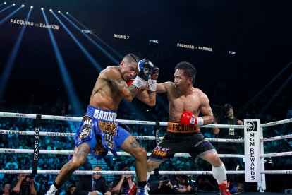 Manny Pacquiao (d) y Mario Barrios en el combate que duró más de 30 minutos.