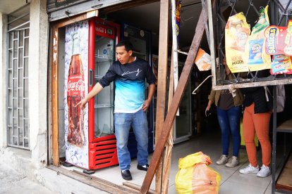 La fachada de los negocios quedó destruida, no se pudo cerrar puertas ni ventanas.