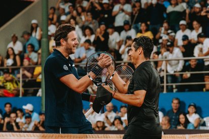 Juan Martín Del Potro (i) abrazó y agradeció a Lapentti tras el duelo de leyendas.