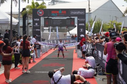 Bravo celebró tras llegar primera en la categoría élite profesional.