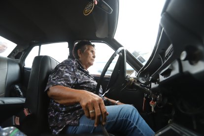 Yoly, como la conocen en TikTok, conduce su Datsun 160J con temple.