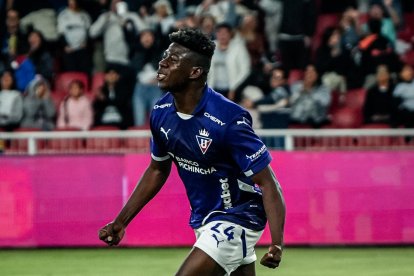 El delantero Alejandro Cabeza fue autor del 2-2 final en el partido entre Liga de Quito y Deportivo Cuenca.