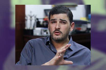 El alcalde de Guayaquil, Aquiles Álvarez, porta un dispositivo de vigilancia popularmente conocido como grillete electrónico.