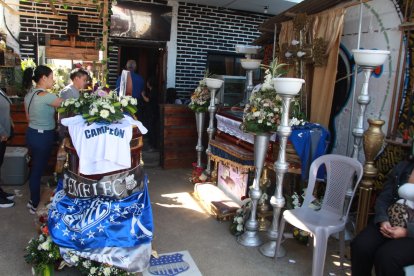 Las víctimas de la masacre son veladas en su natal Playas. La población está de luto.