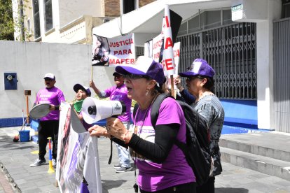 Carlota Rodríguez, madre de la víctima (derecha), asegura que no se cansará de exigir justicia por el femicidio de su hija.