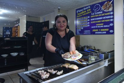 Cristina León encontró en las piedras volcánicas una alternativa para asar carnes, además de usar los secretos manabas.