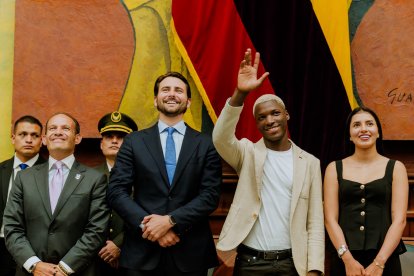 Moisés Caicedo recibió condecoración de la Asamblea Nacional.