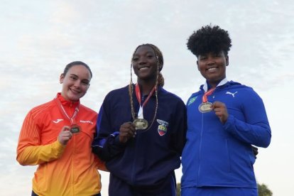 Una de las medallistas tricolores en lo alto del podio en Paraguay.