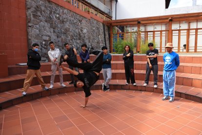 El baile urbano atrae a muchísimos adolescentes. Ellos pueden practicar en espacios al aire libre.