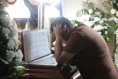 Familiares lamentan la pérdida de su ser querido.