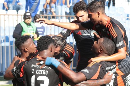 Jugadores de Emelec festejan el tanto de Luis Castillo en la victoria 1-0 sobre Mushuc Runa.