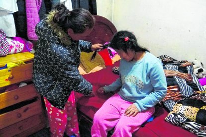 La menor de sus hijos, de 13 años de edad, tiene discapacidad intelectual severa. Depende totalmente de su madre.