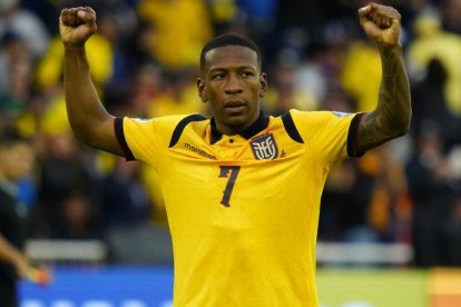 Pervis Estupiñán destaca en la selección ecuatoriana de fútbol