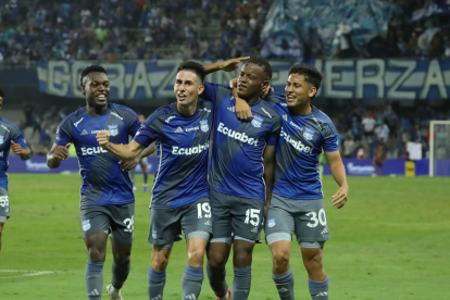 Tommy Chamba (d) jugó poco en Emelec en la temporada 2025