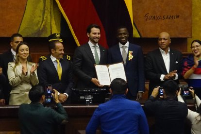 Willian Pacho, luego de recibir la medalla Vicente Rocafuerte al Mérito Deportivo en la Asamblea, de manos Niels Olse, presidente del legislativo.