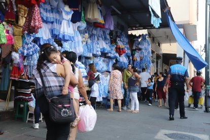 En los alrededores del Mercado Central los clientes preguntan pero no compran, según comerciantes.