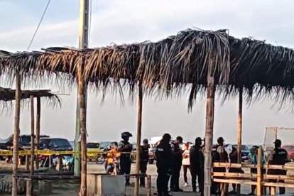 Escena del crimen en una playa de Manta, donde un hombre fue asesinado a plena luz del día.