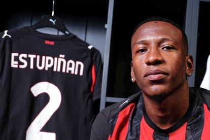 Pervis Estupiñán y la camiseta número 2 del AC Milán.