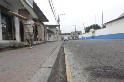 Personal de Criminalística recogió al menos 10 vainas percutidas y varias balas deformadas en el lugar del ataque armado.