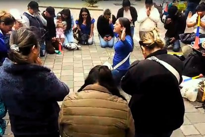 Los familiares oraron afuera de la Corte Provincial para pedir justicia.