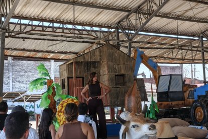 Marcela Aguiñaga mientras chequea los preparativos para el desfile de carros alegóricos.