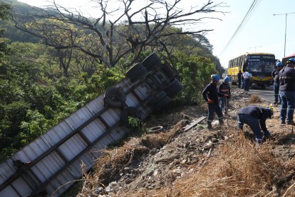 El tráiler terminó volcado en una cuneta, en la Perimetral.