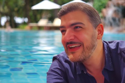 Aquiles Álvarez lleva colocado un dispositivo electrónico de vigilancia. Hay limitaciones para él.