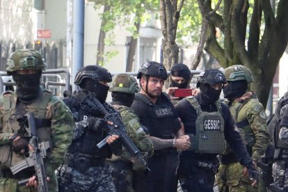 Daniel Salcedo llegó con fuerte resguardo a la Fiscalía General del Estado.