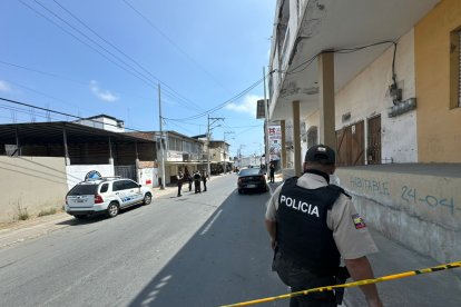 Una persona fue acribillada en su auto, en Manta.