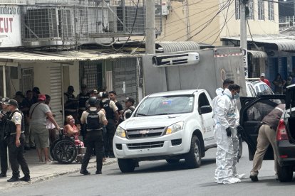 Personal de medicina legal mientras se llevaba el cuerpo del fallecido.