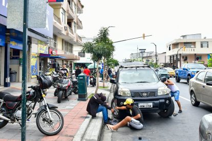 A lo largo de la calle Ayacucho, decenas de locales de repuestos de automotores satisfacen a sus clientes.