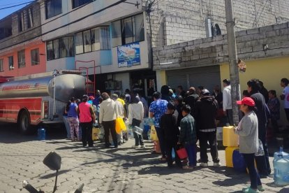 El tanquero del Cuerpo de Bomberos de Ambato recorrió más de 120 km diarios para dotar de agua al sur de Quito durante 10 días.