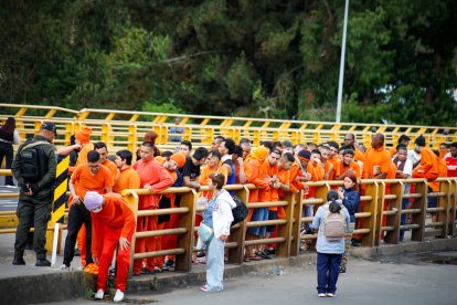 Los presos colombianos permanecieron formados en el puente Rumichaca, que conecta a Ecuador con Colombia.