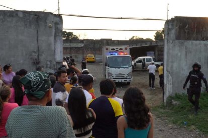 El agente policial estaba en un taller mecánico cuando fue atacado a balazos.