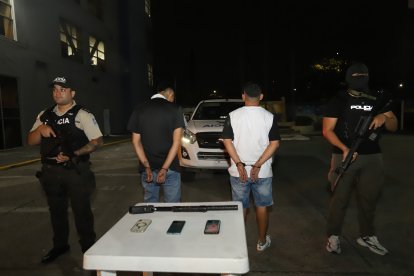 Los ladrones fueron capturados con una escopeta y tres teléfonos celulares en su poder.
