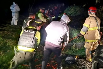 Bomberos y policías trabajaron varias horas para recuperar los cuerpos en la quebrada El Diviso.