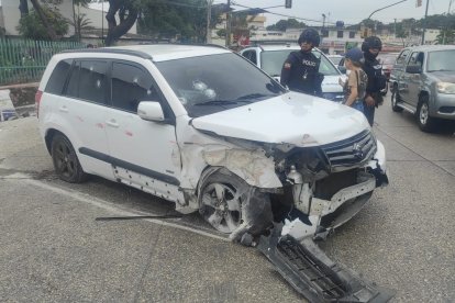 El atentado contra el vehículo se produjo este domingo en horas de la tarde.
