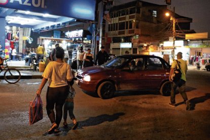 Moradores de la Primavera 1 sortean huecos, oscuridad y carros para cruzar.