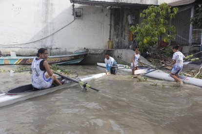 Daniela Tadino ya está sobre el bote, lista para entrenar con las hermanas Quiroz.