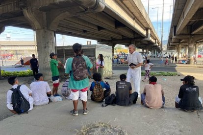 En uno de los puentes de La Perimentral al norte de Guayaquil, el pastor Jhon Constante hablando de la Palabra de Dios.
