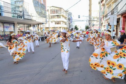 Esmeraldas celebra sus 205 años de independencia con música, cultura y una vibrante participación ciudadana.
