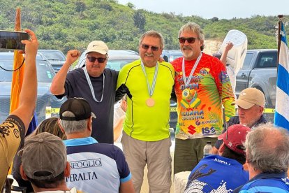 Roberto Gilbert premiando a Cristóbal Toledo (3.º) y Felipe Trujillo (1.º) en Senior Production Optics.
jerson ruiz